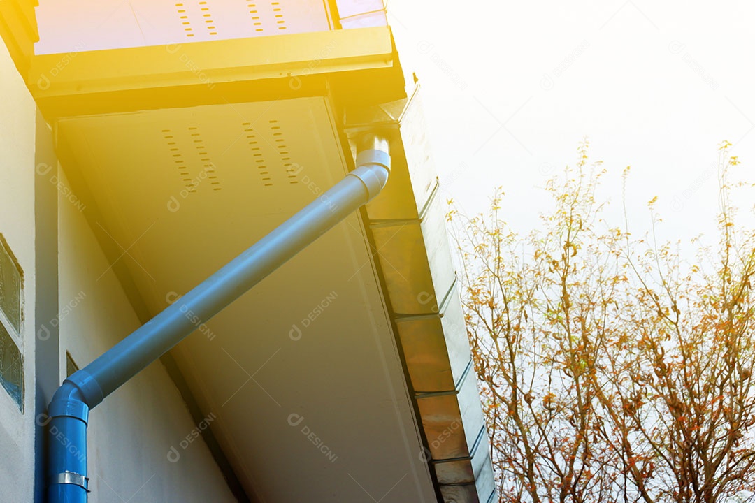 Canos de água de PVC são instalados atrás da casa.