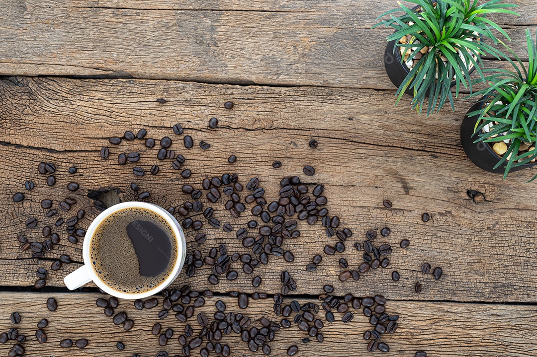 Livros de memorandos e canecas de café Na mesa Vista superior