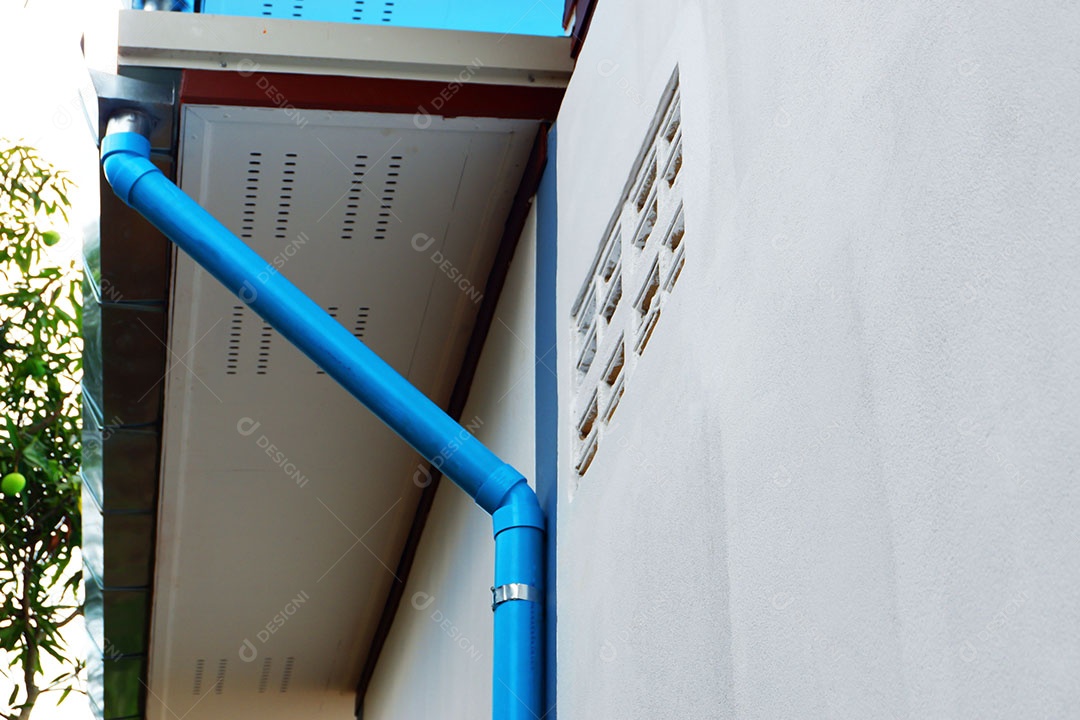 Canos de água de PVC são instalados atrás da casa.