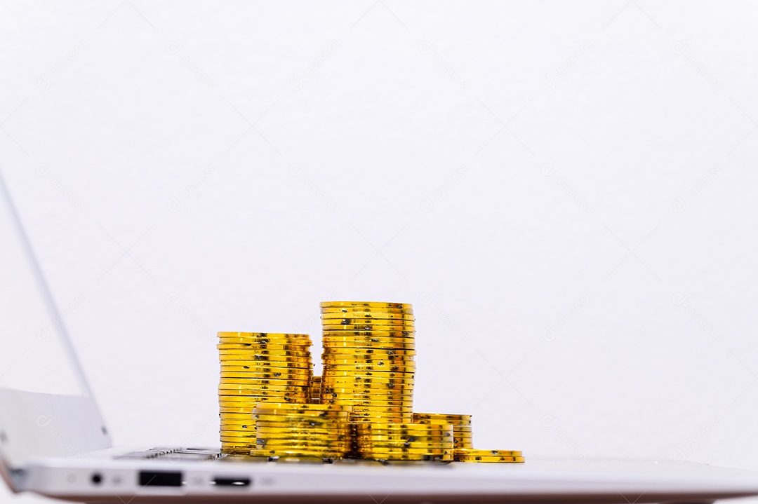 Investir e cultivar uma pilha de moedas colocadas no computador
