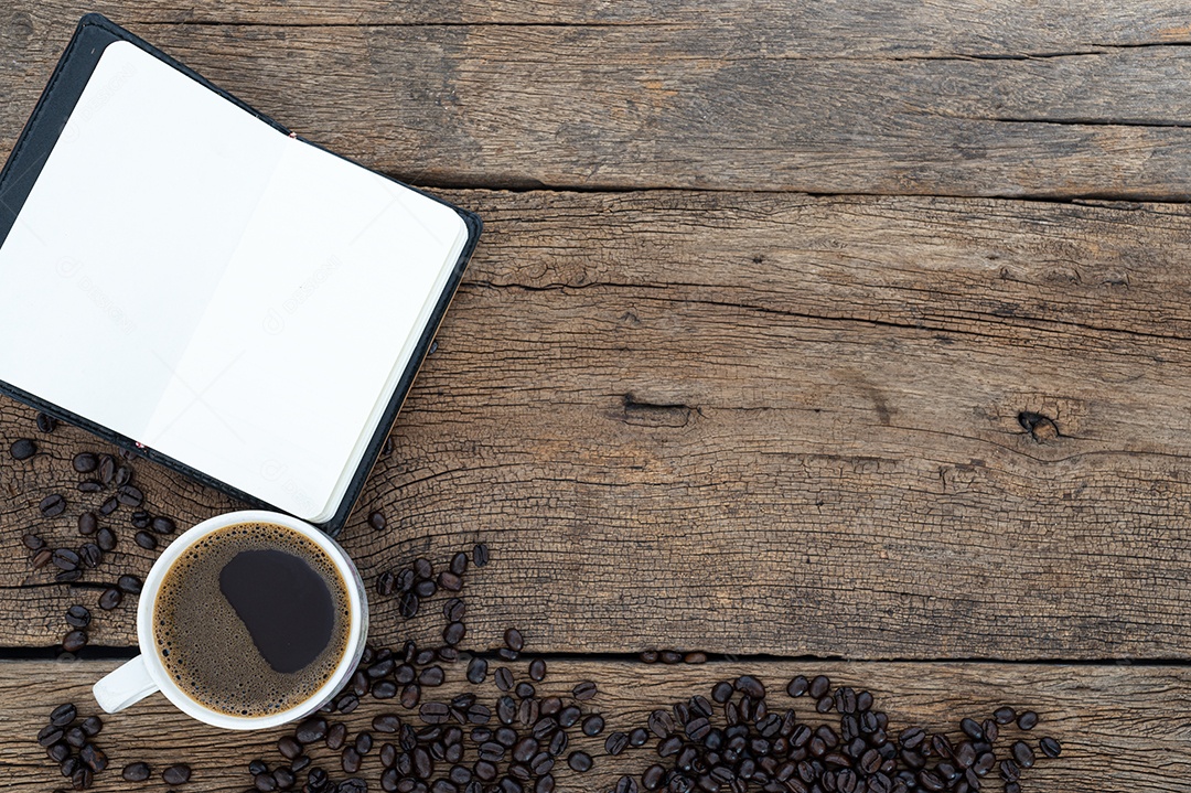 Livros de memorandos e canecas de café Na mesa Vista superior