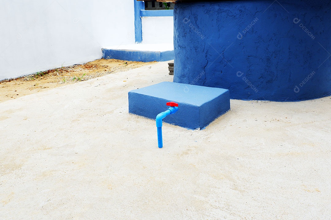 Canos de água de PVC são instalados atrás da casa.