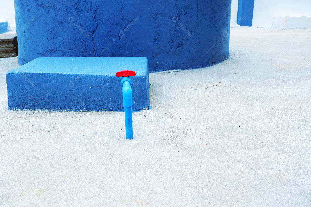 Canos de água de PVC são instalados atrás da casa.