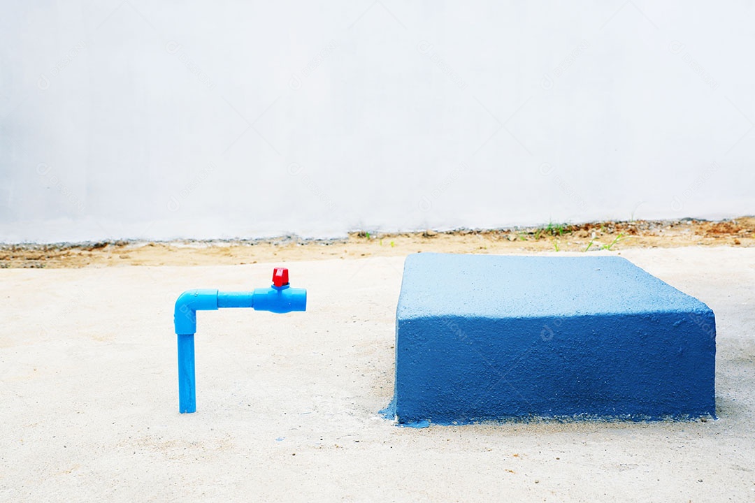 Canos de água de PVC são instalados atrás da casa.