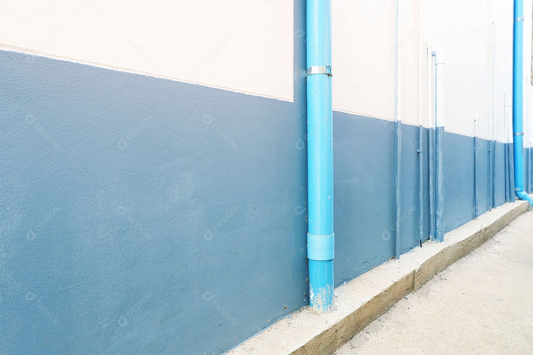 Canos de água de PVC são instalados atrás da casa.