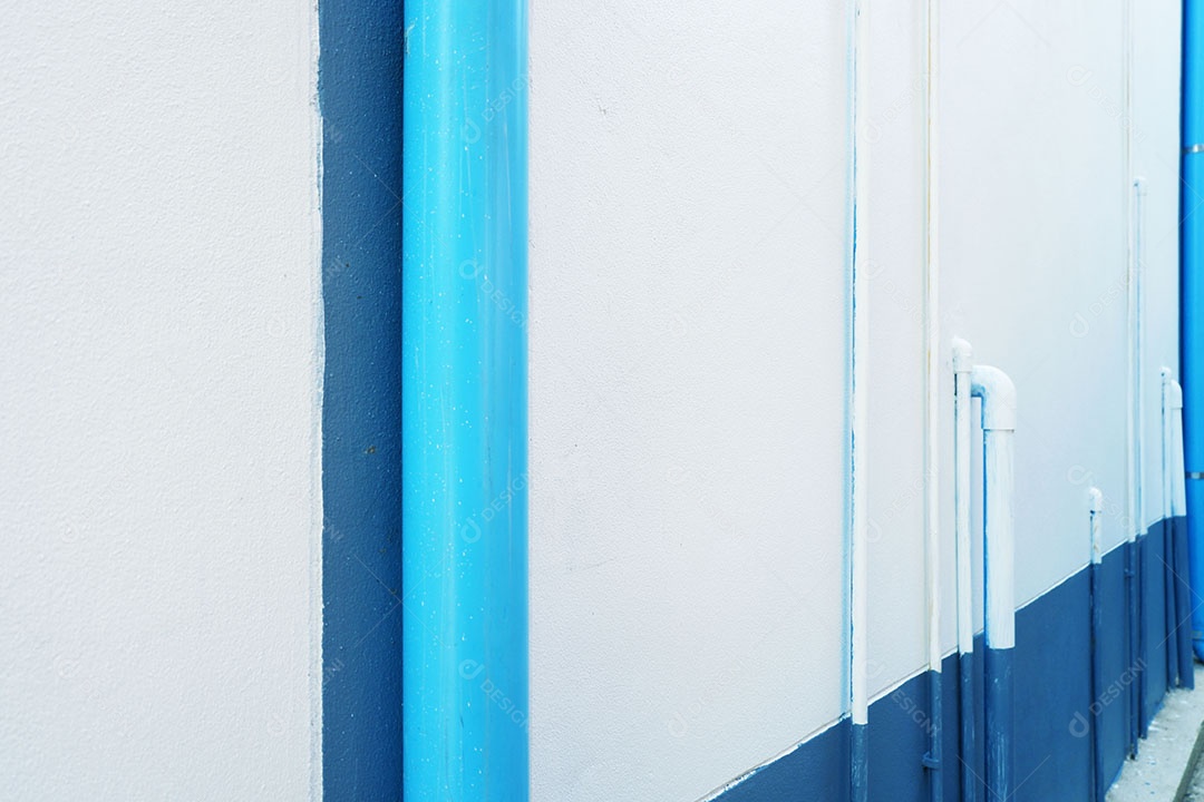 Canos de água de PVC são instalados atrás da casa.