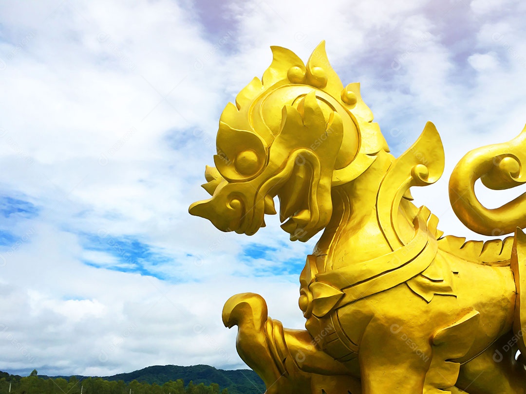 Linda estatua dourada sobre um lindo campo verde grama gramado Singha Park Chiang Rai Atração turística