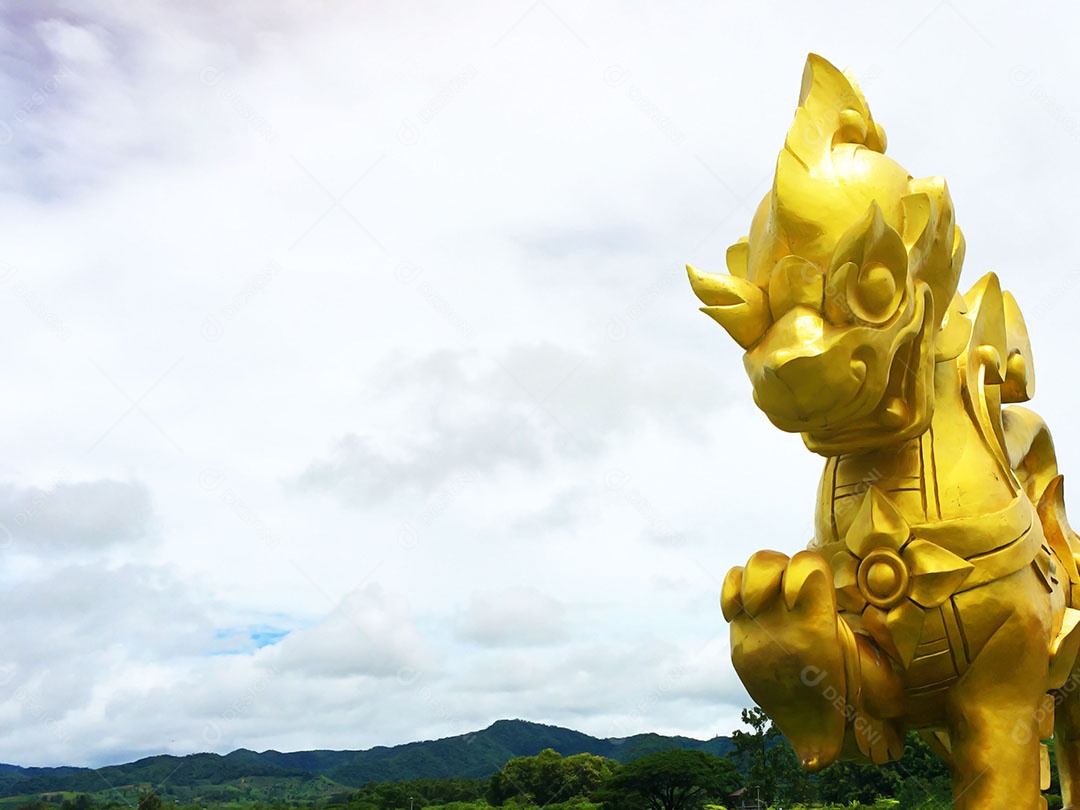 Linda estatua dourada sobre um lindo campo verde grama gramado Singha Park Chiang Rai Atração turística