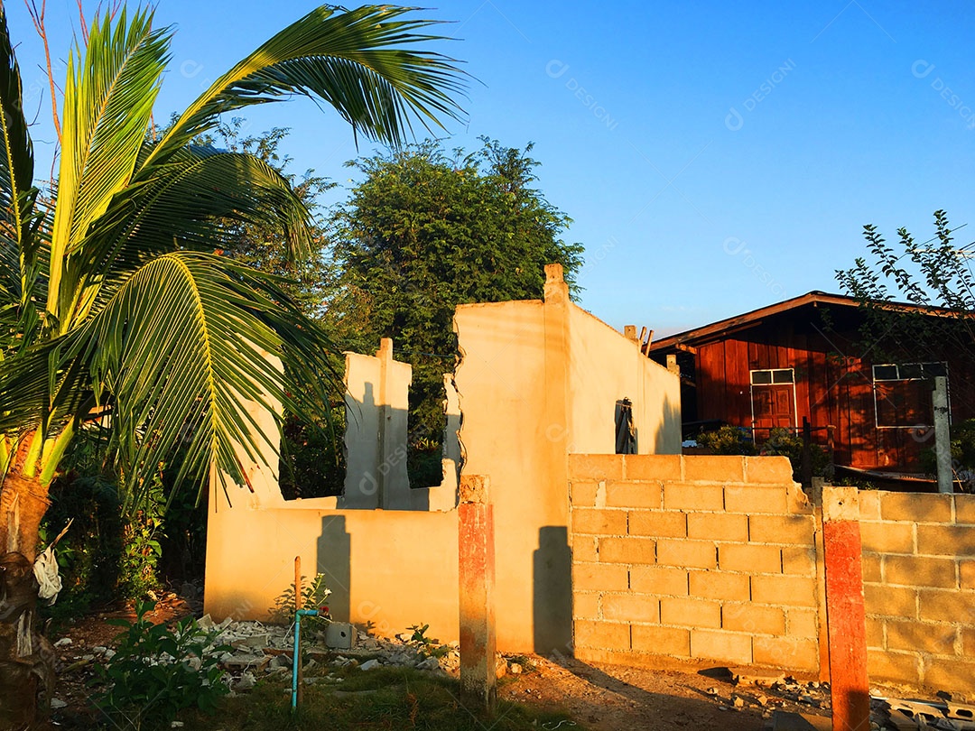 ferramenta de nível de água colocada em molde de madeira para construção de poste de cimento para conjunto Tem o mesmo nível