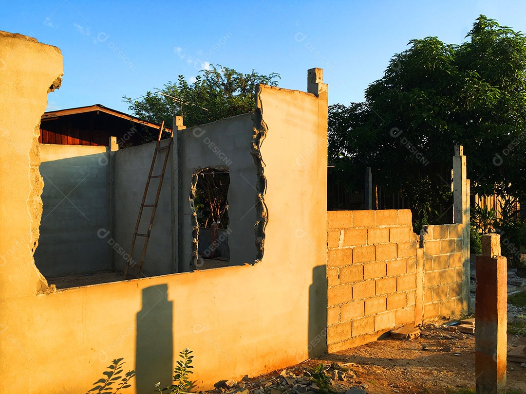 ferramenta de nível de água colocada em molde de madeira para construção de poste de cimento para conjunto Tem o mesmo nível