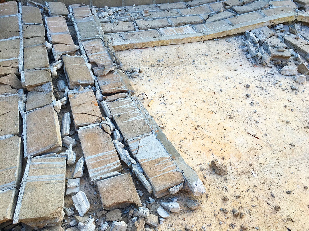 Construção de viga de cimento da base da cerca da casa perto da estrada de concreto