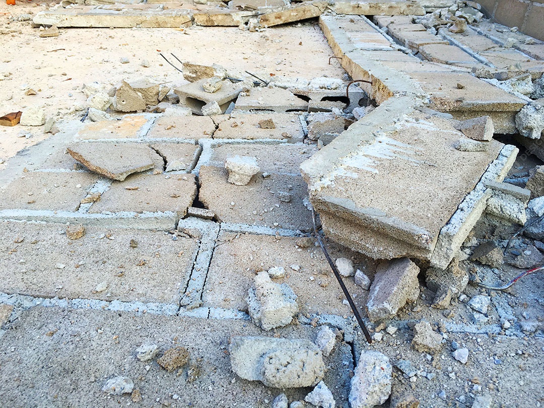 Construção de viga de cimento da base da cerca da casa perto da estrada de concreto