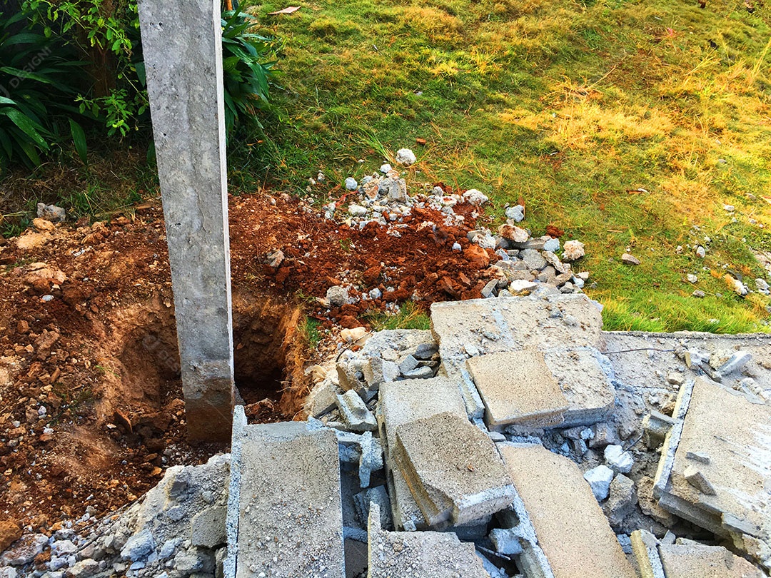 ferramenta de nível de água colocada em molde de madeira para construção de poste de cimento para conjunto Tem o mesmo nível