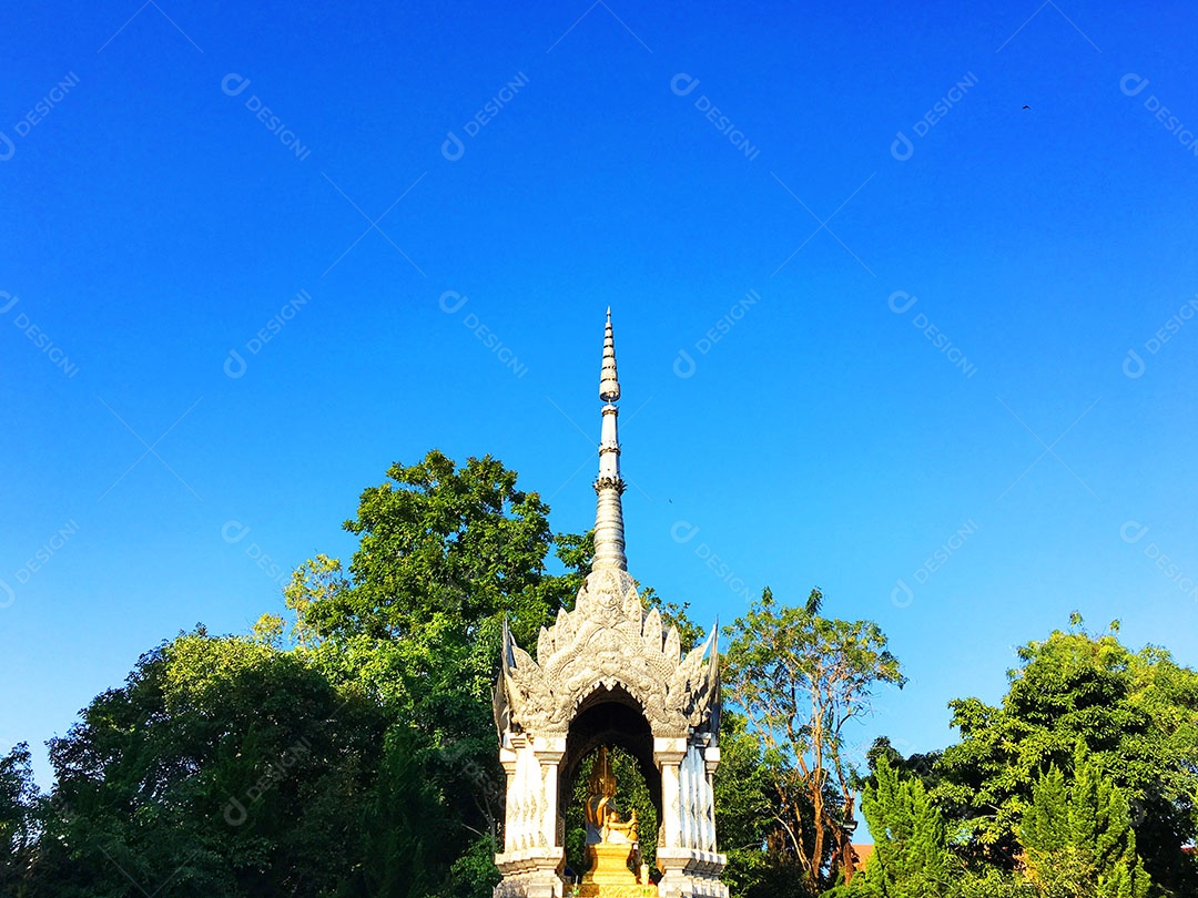 Lindo edifício sobre uma lindo lugar sobre dia ensolarado céu azul