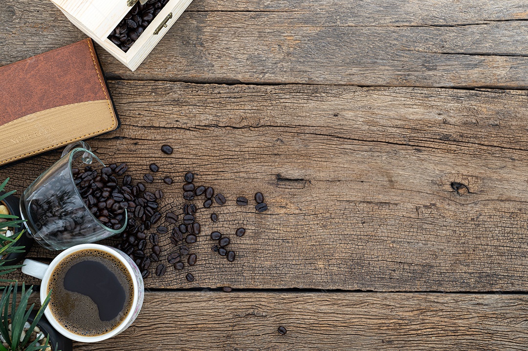 Mesas de trabalho, cadernos, artigos de papelaria e café estão acima da vista