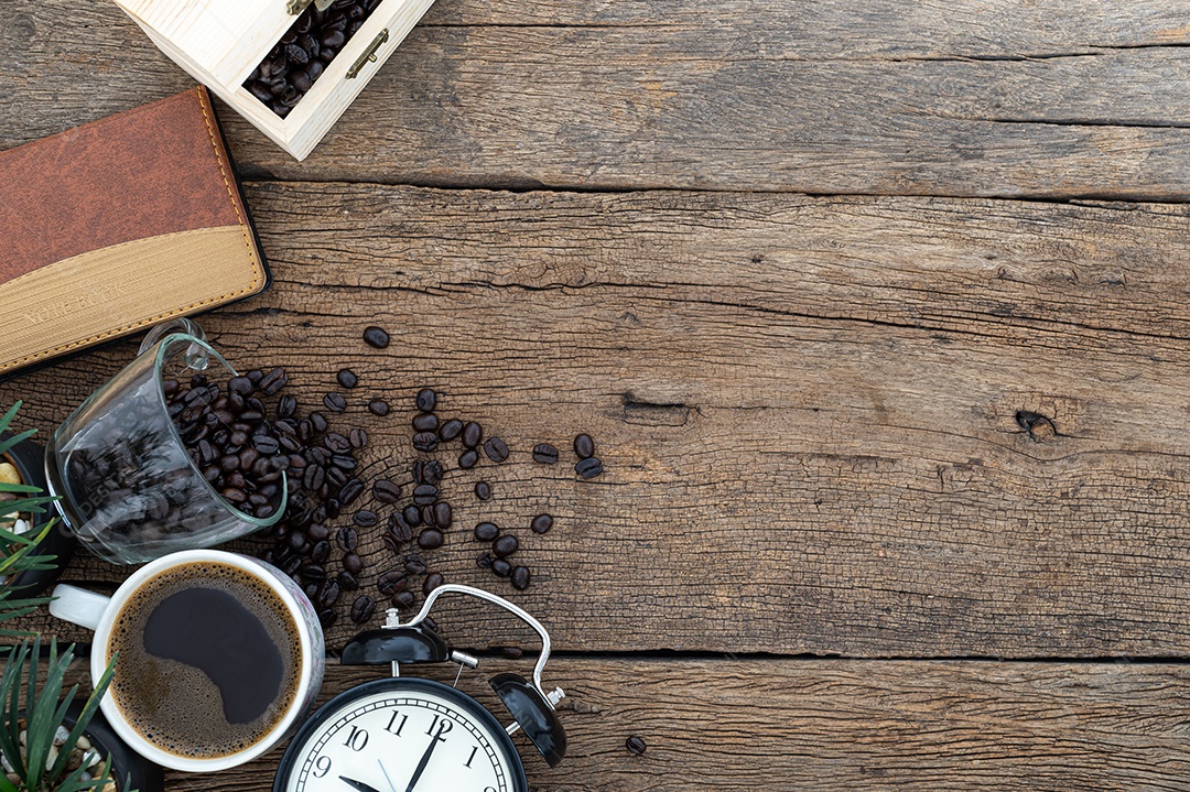 Mesas de trabalho, cadernos, artigos de papelaria e café estão acima da vista