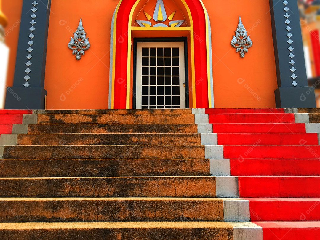 Fachada de uma igreja com escadaria