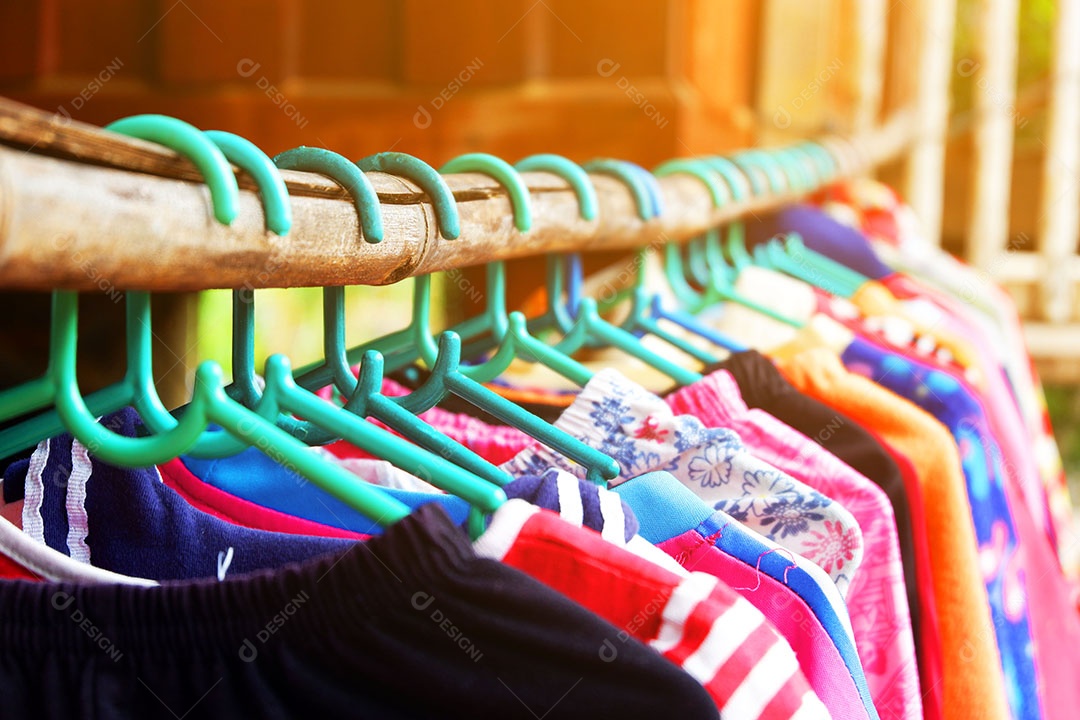 Secar roupas no varal de bambu