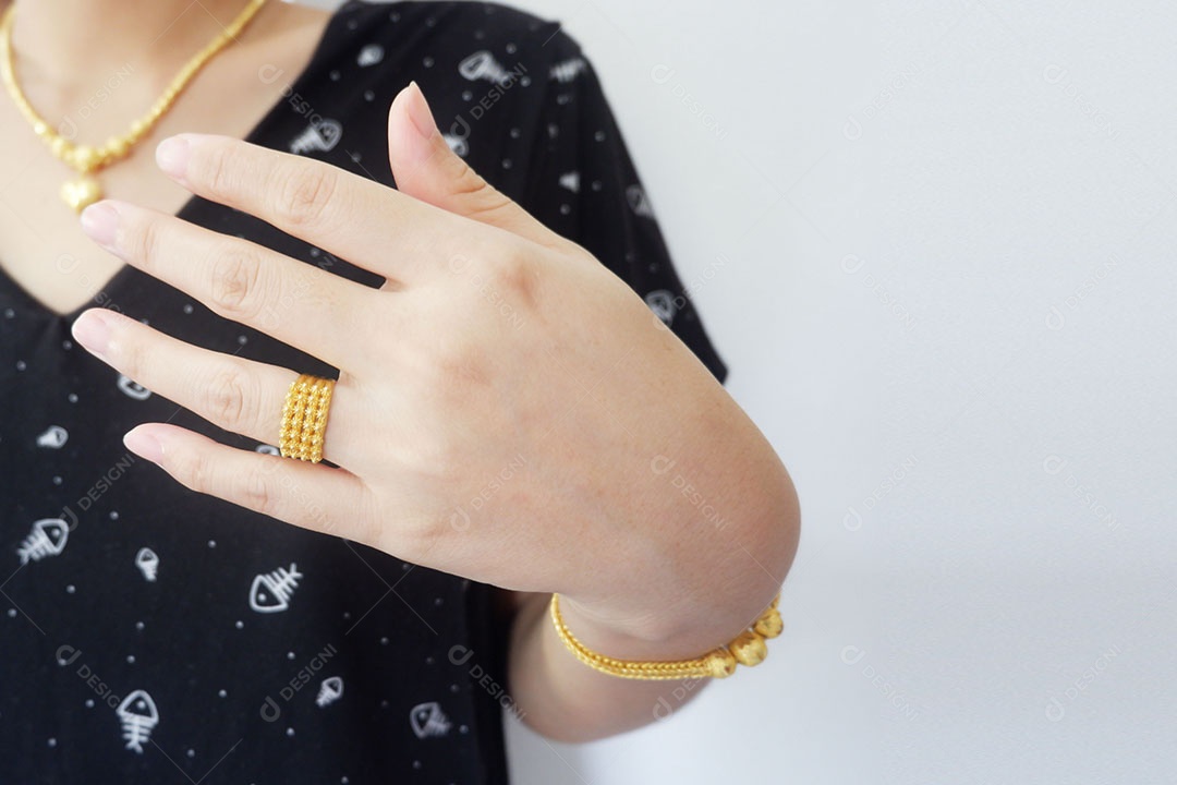 Acessórios de ouro ou joias de ouro, como colares, anéis e pulseiras no corpo da mulher Que são lindos quando no corpo de uma mulher