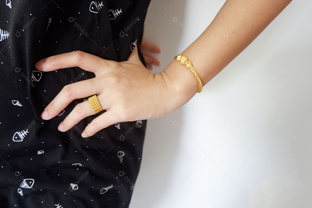 Acessórios de ouro ou joias de ouro, como colares, anéis e pulseiras no corpo da mulher Que são lindos quando no corpo de uma mulher