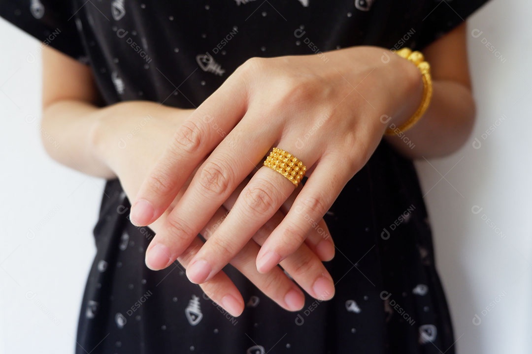 Acessórios de ouro ou joias de ouro, como colares, anéis e pulseiras no corpo da mulher Que são lindos quando no corpo de uma mulher