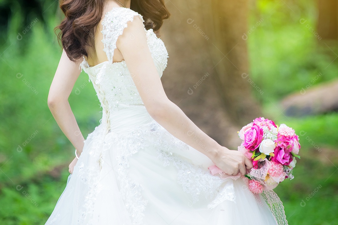 Moda do vestido de noite da noiva com buquê de flores