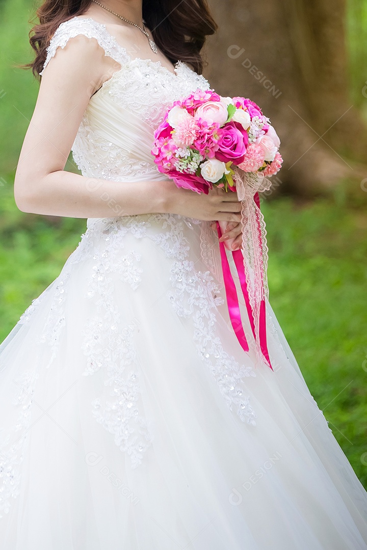 Moda do vestido de noite da noiva com buquê de flores