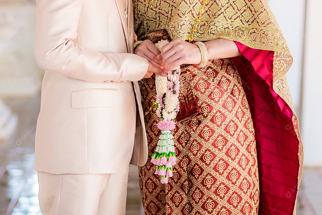 Moda de vestido tailandês da noiva e do noivo