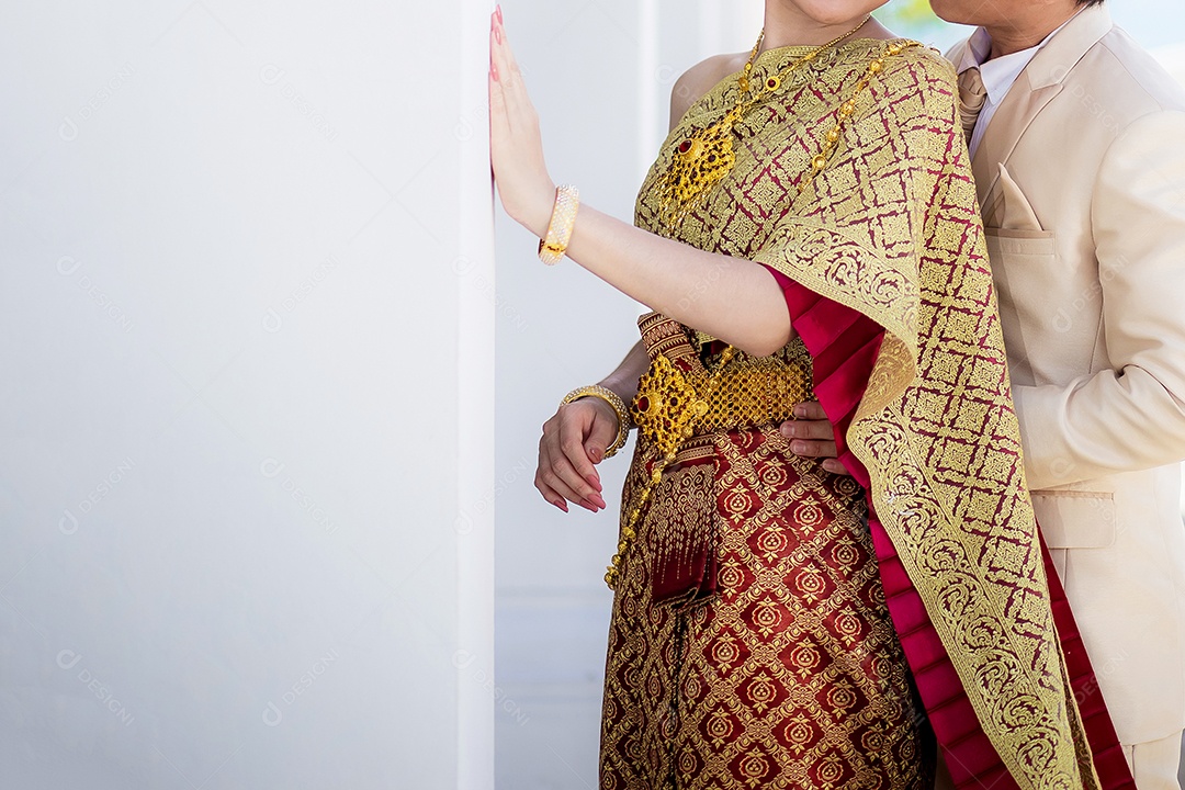 Moda de vestido tailandês da noiva e do noivo