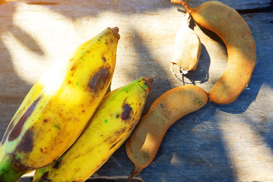 Banana e tamarindo no chão de madeira