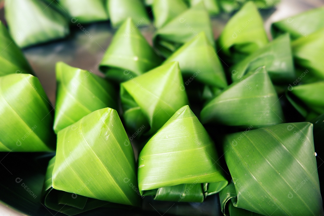 Doces tailandeses embrulhados em folhas de bananeira