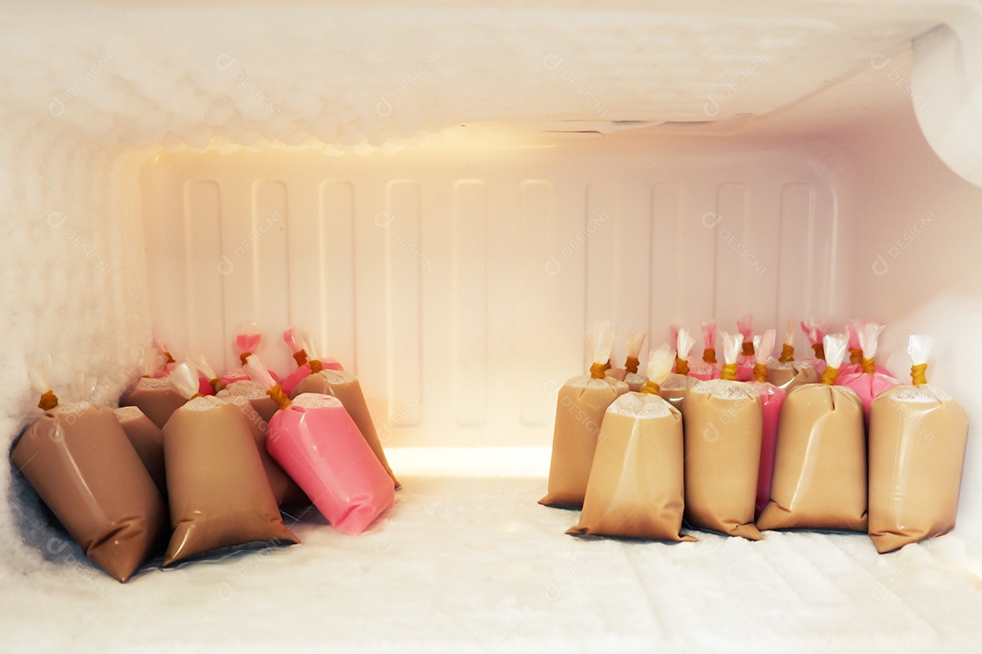 Saco doce de gelo pequeno no freezer da geladeira