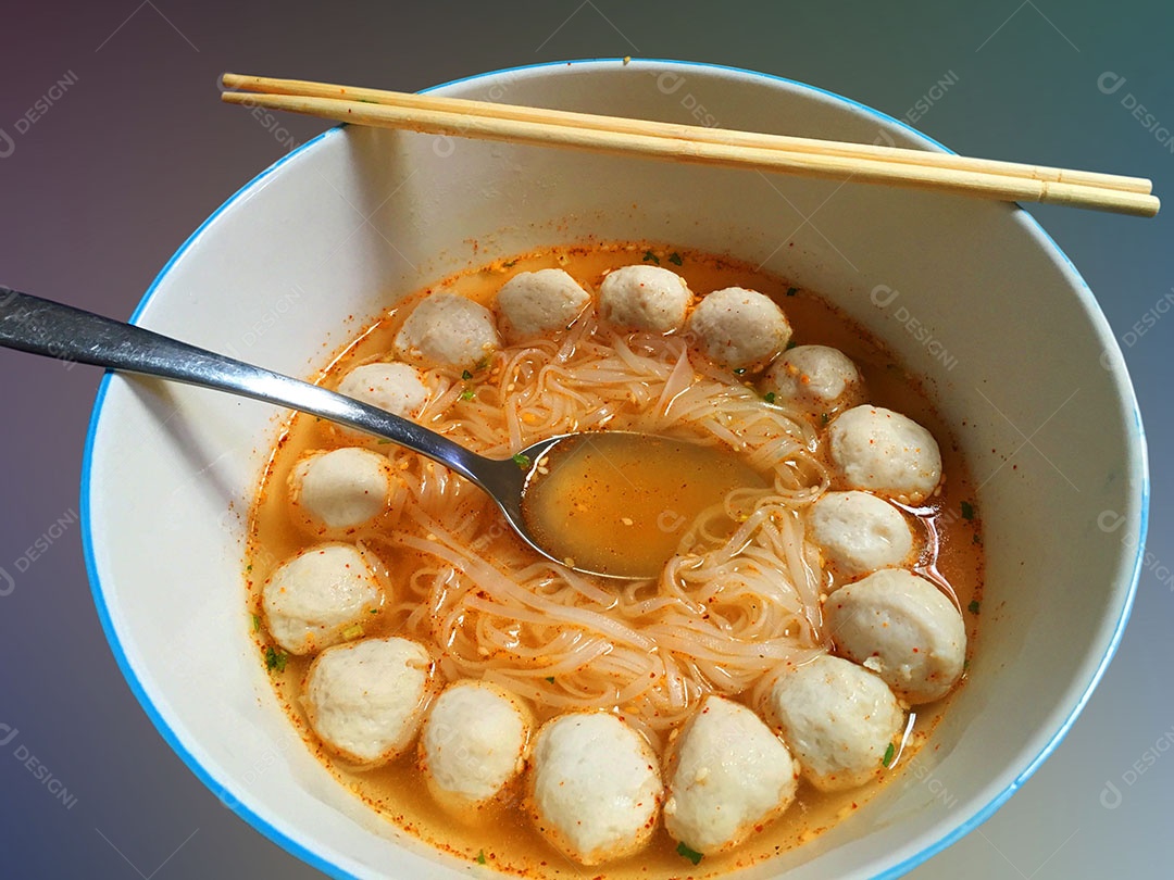 Tigela de comida sobre fundo isolado branco