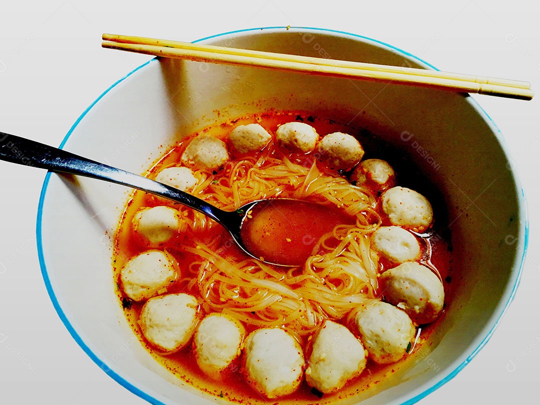 Tigela de comida sobre fundo isolado branco