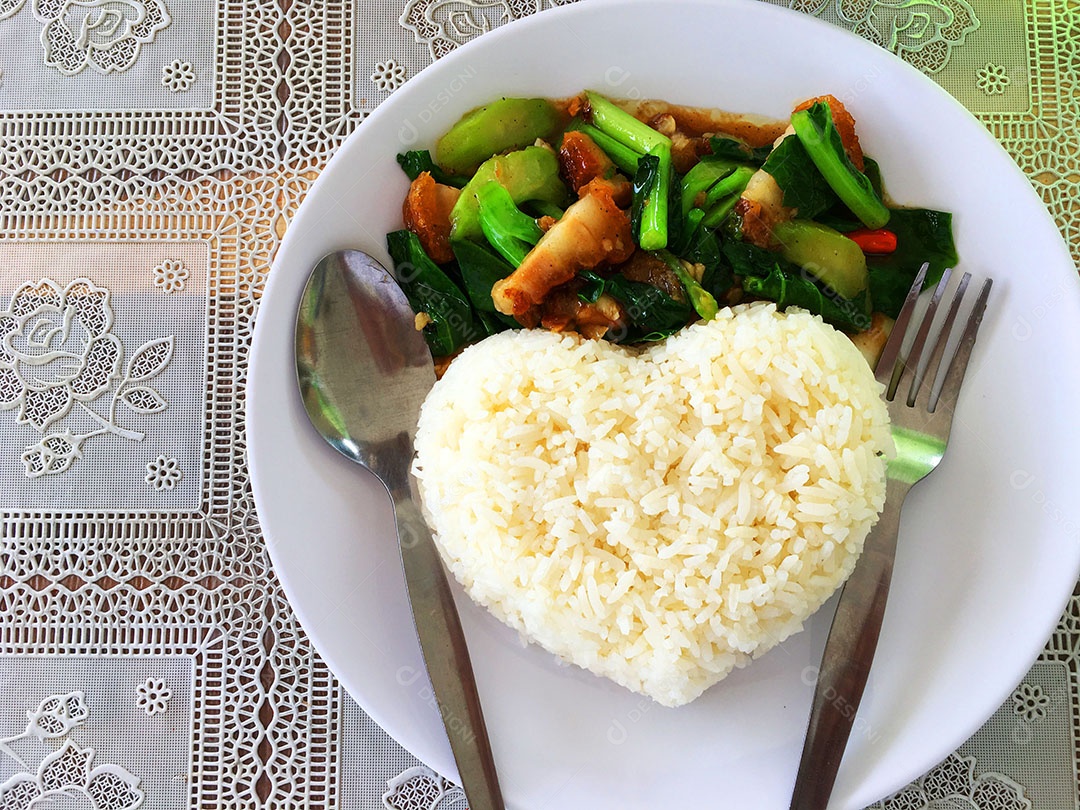 Prato de comida arroz com fritas