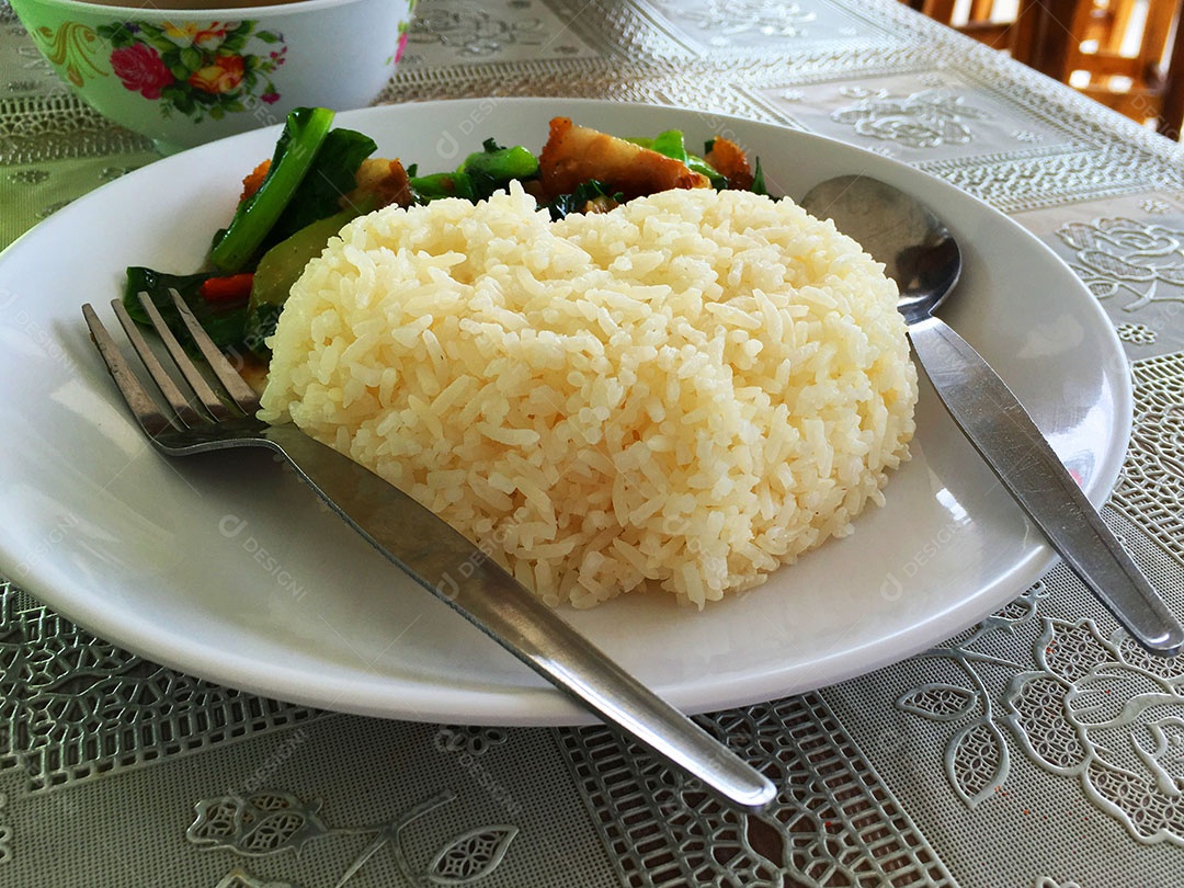 Prato de comida arroz com fritas