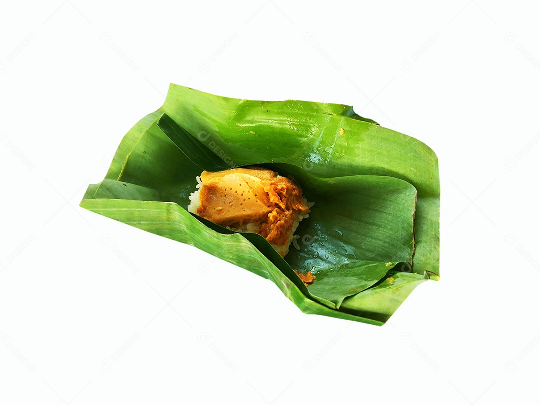 Pedaço de pamonha sobre palha de milho