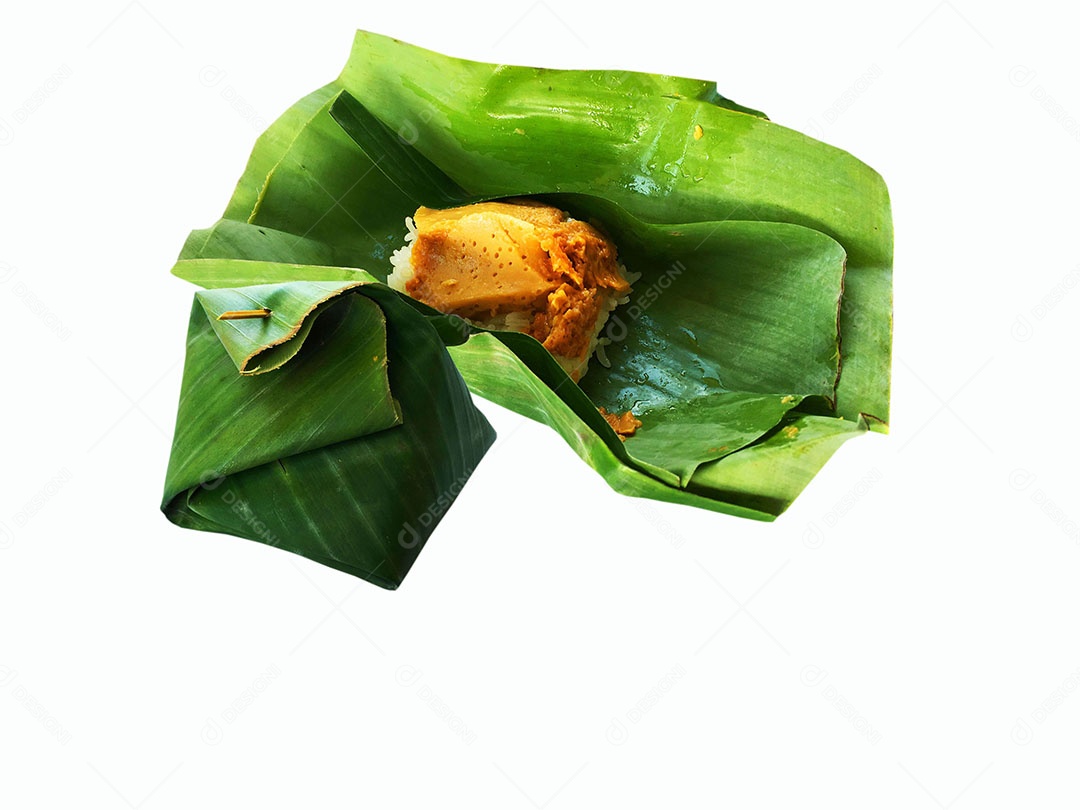 Pedaço de pamonha sobre palha de milho