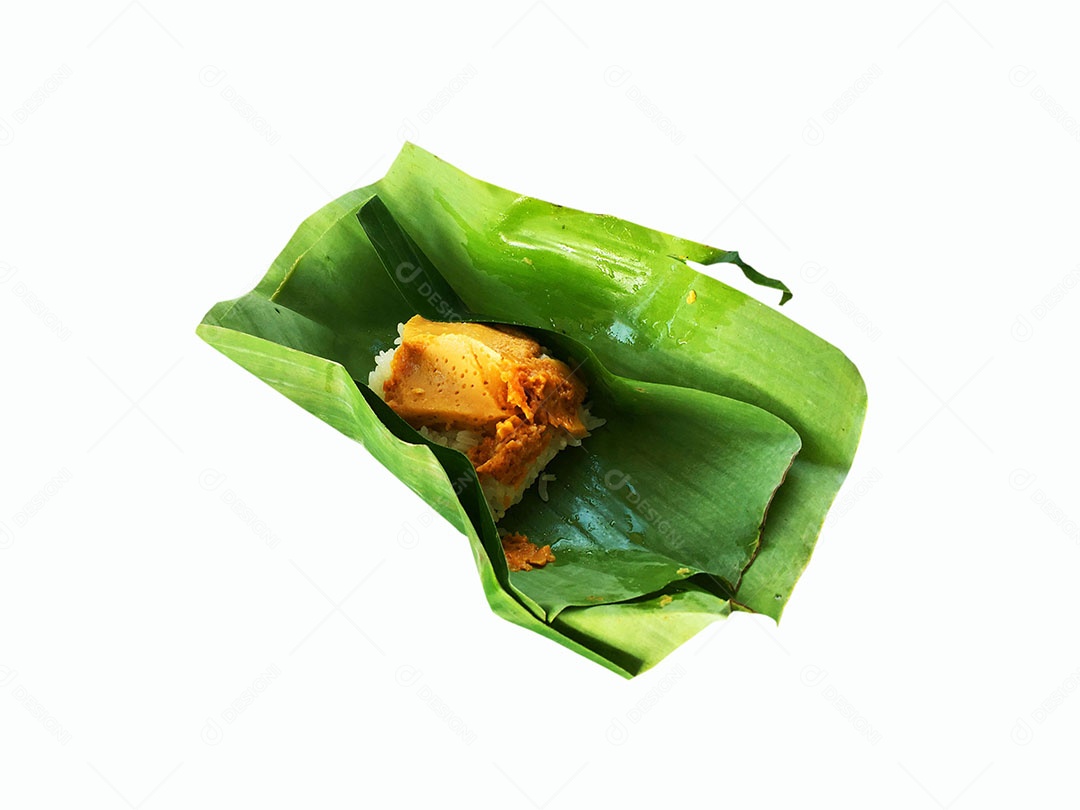 Pedaço de pamonha sobre palha de milho