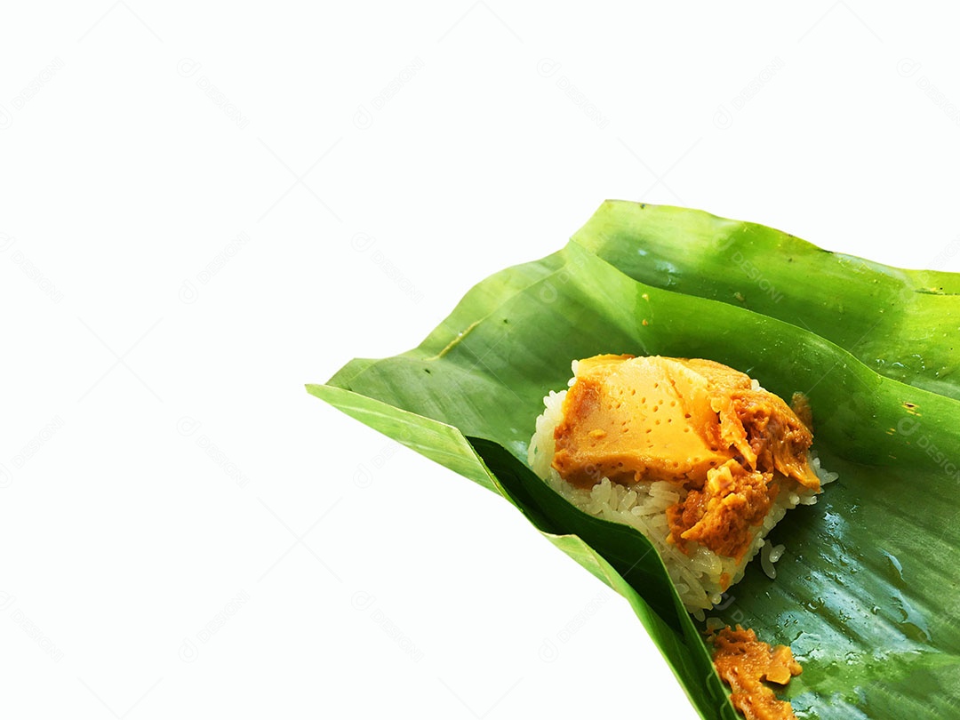 Pedaço de pamonha sobre palha de milho