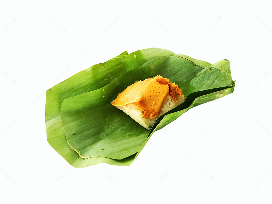 Pedaço de pamonha sobre palha de milho