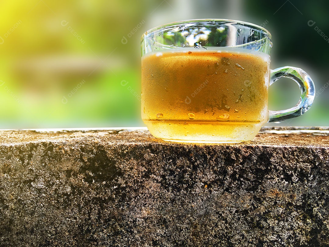 Xícara de vidro bebida sobre fundo desfocado