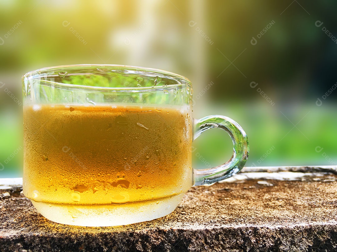 Xícara de vidro bebida sobre fundo desfocado