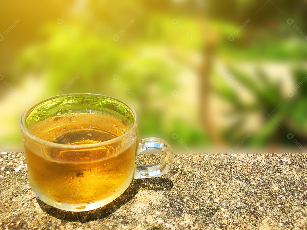 Xícara de vidro bebida sobre fundo desfocado