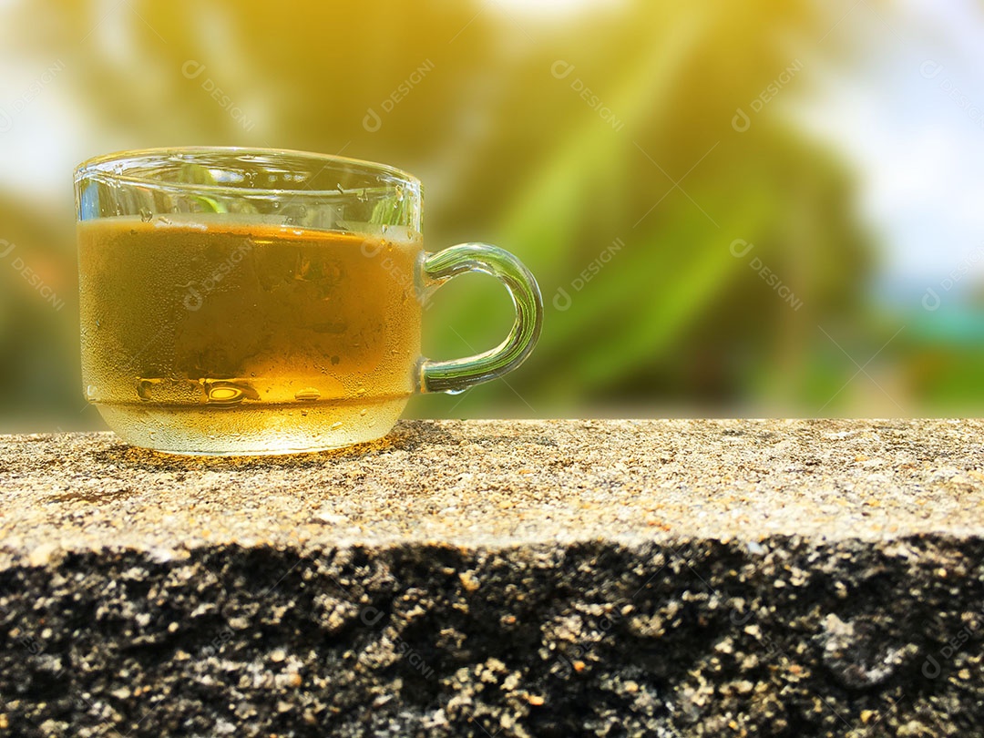 Xícara de vidro bebida sobre fundo desfocado