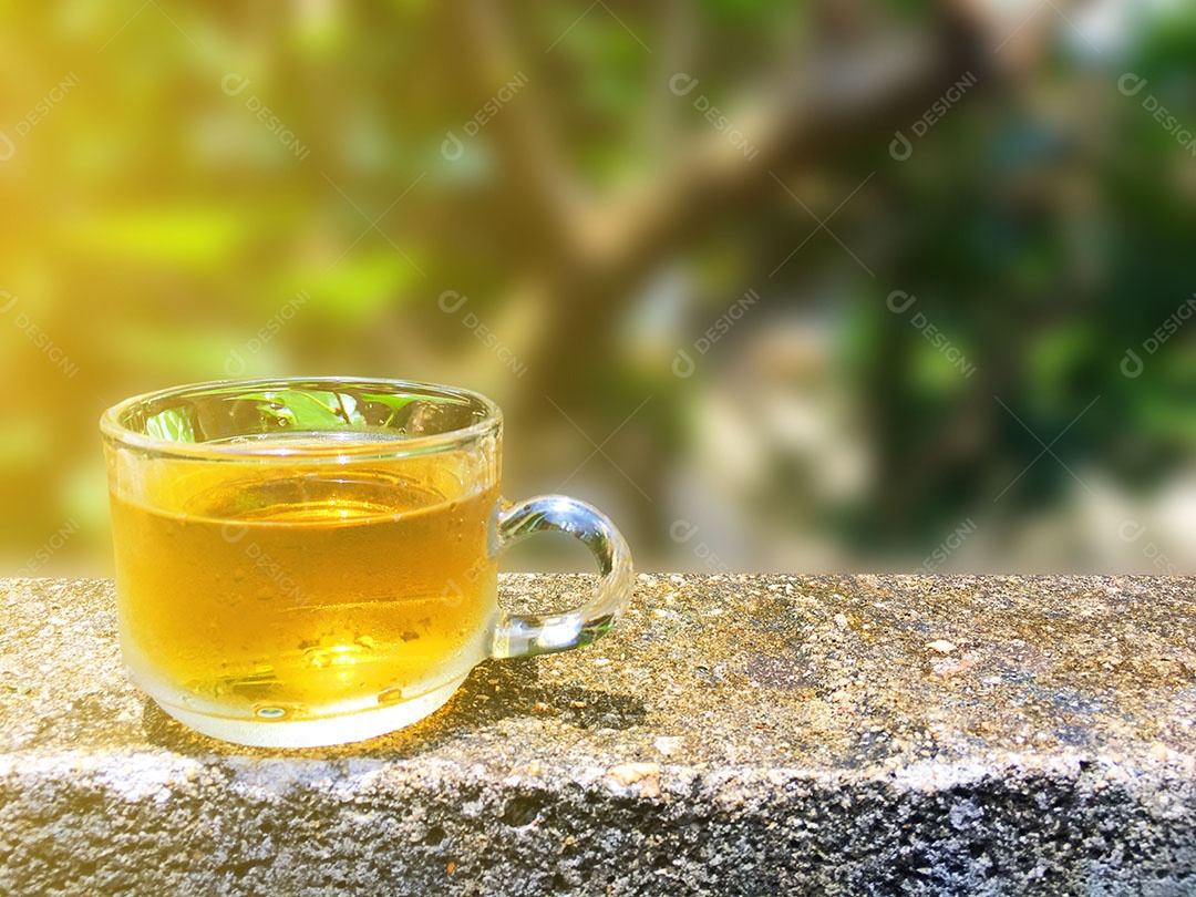 Xícara de vidro bebida sobre fundo desfocado