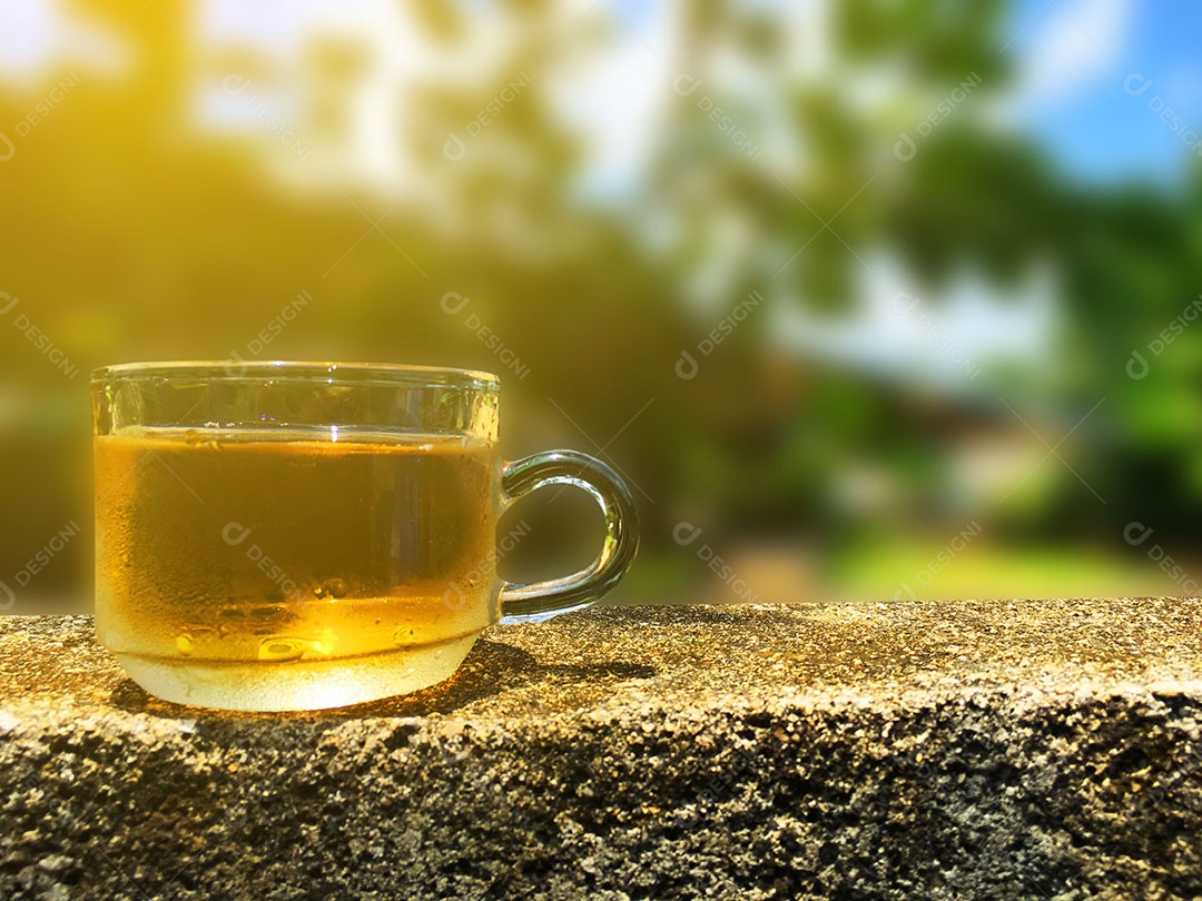 Xícara de vidro bebida sobre fundo desfocado