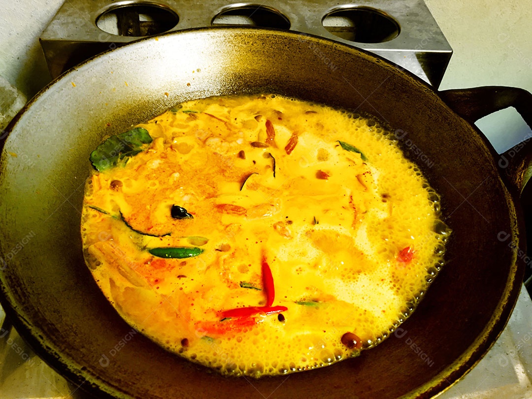 Omelete sobre uma panela