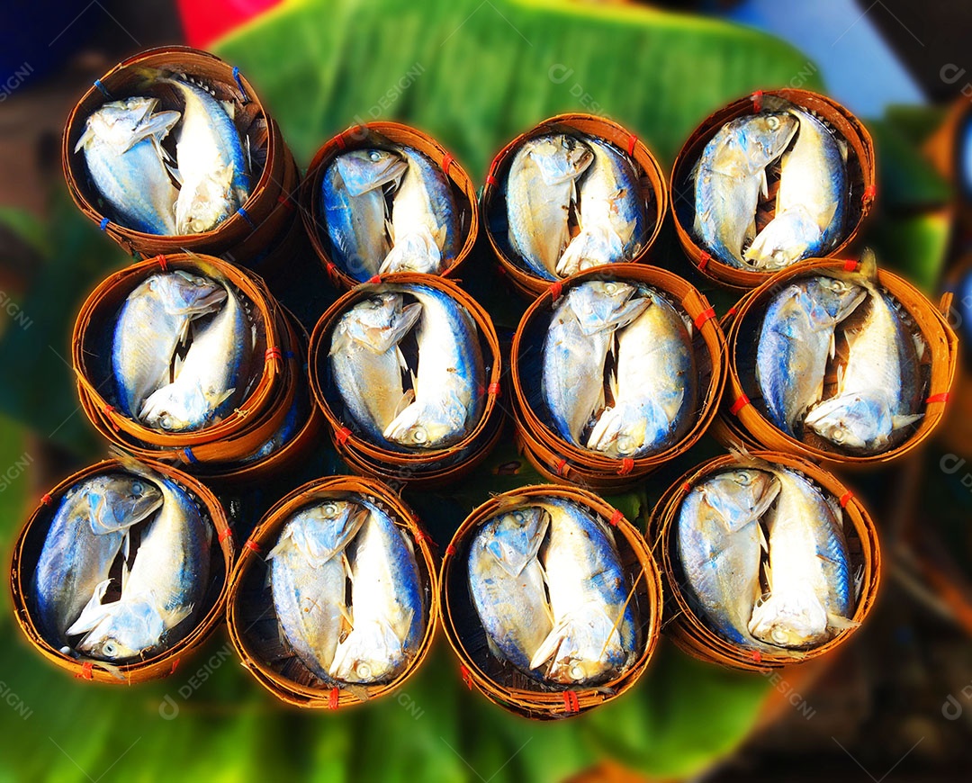 Peixes enlatados sobre mesa