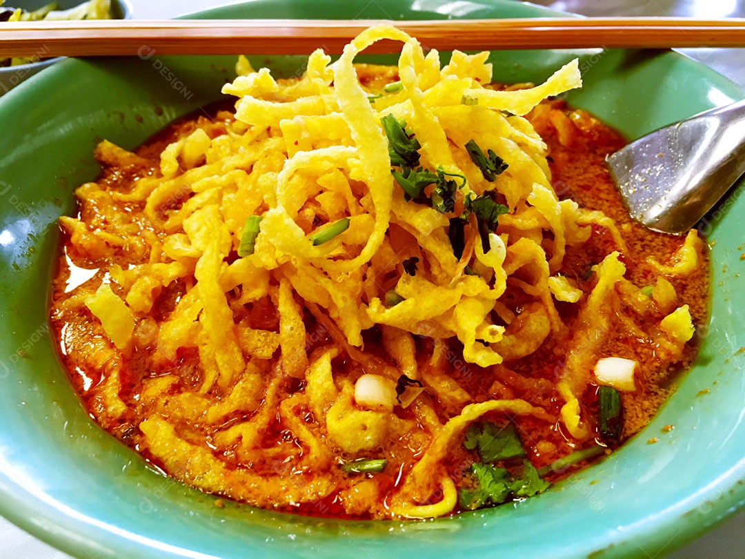 Tigelas de comida sobre fundo isolado